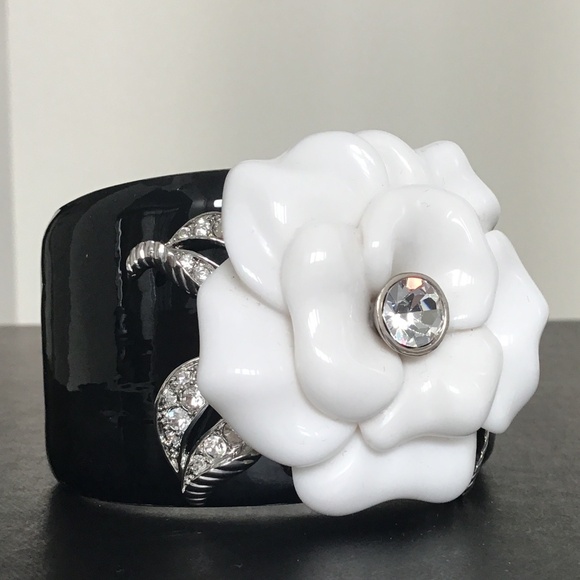 Kenneth Jay Lane Black Enamel cuff bracelet with white camellia flower S/M size - Picture 7 of 10